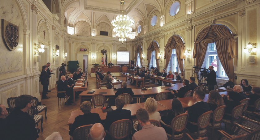  Psucie prawa w imię polityki