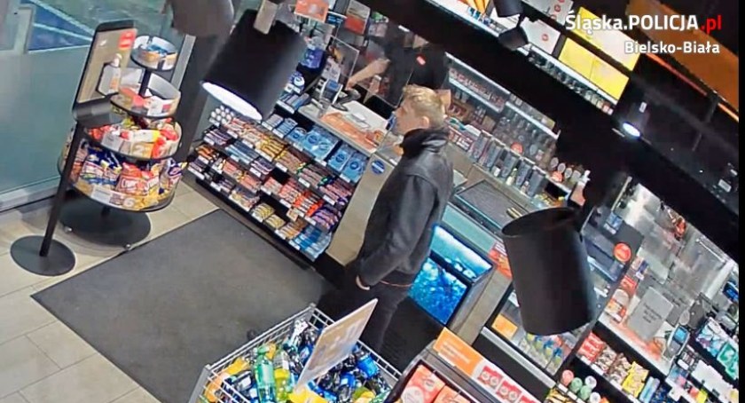 Policja poszukuje wandala, który uszkodził szklane drzwi FILM