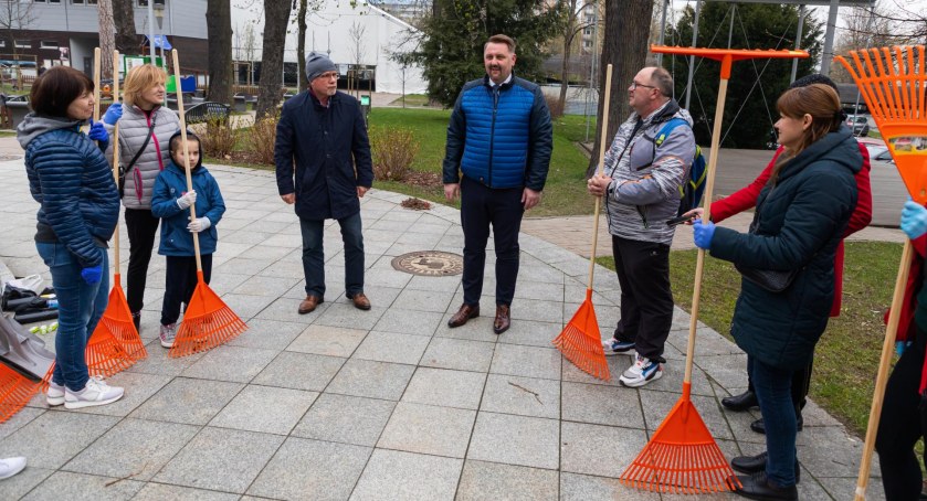 W podziękowaniu za pomoc Ukraińcy sprzątają Park Słowackiego w Bielsku-Białej