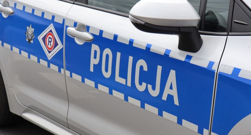 21-latek skosił autem żywopłot i zatrzymał się na barierce