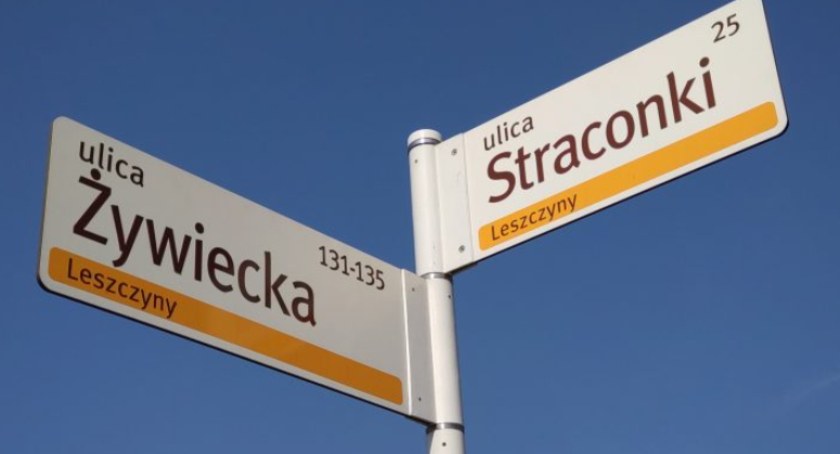 W Bielsku-Białej do brązowych tabliczek dołączą kremowe