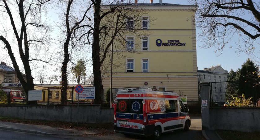 Podczas cofania auto przejechało po dwulatku