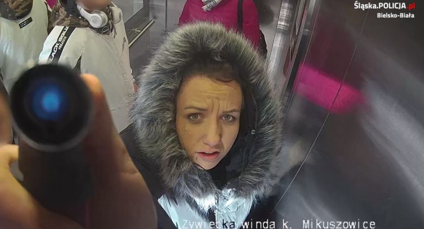 Zniszczyła kamerę monitoringu, jest poszukiwana przez bielską policję [FILM]