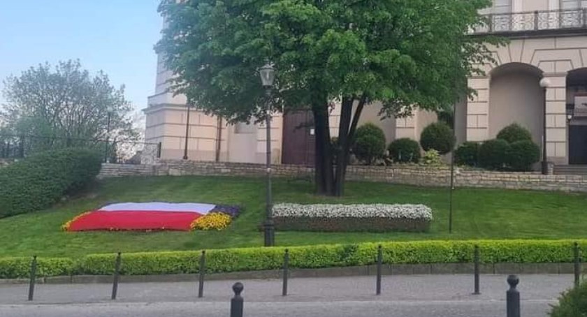 Pod Zamkiem Sułkowskich zasłonięto ukraińskie barwy polską flagą