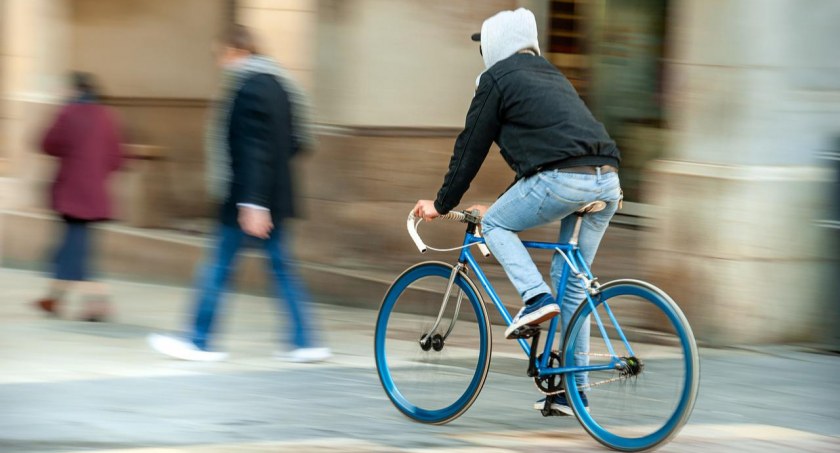 Kiedy rowerzysta może jechać po chodniku?