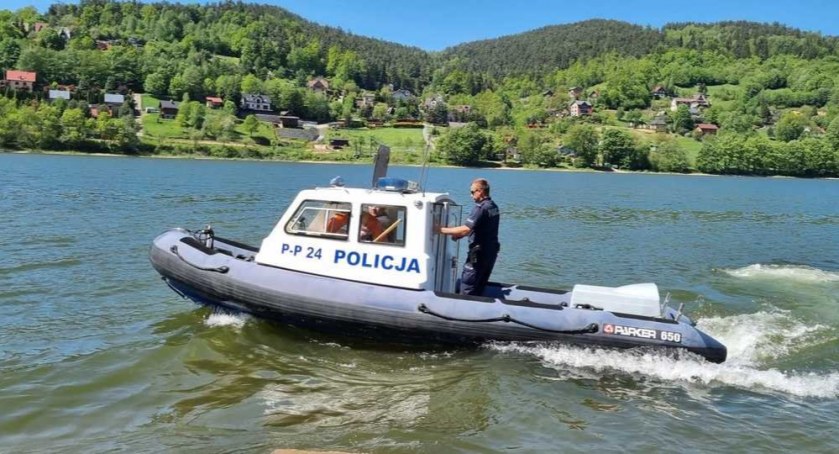 Rozpoczął się sezon na mandaty za pływanie rowerkiem wodnym po alkoholu