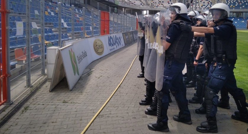 Policjanci uczyli się jak radzić sobie z zakłócaniem porządku na stadionie [FOTO]