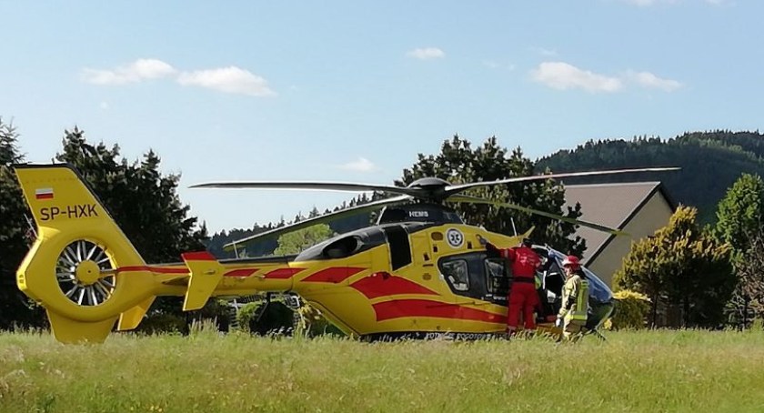 Groźny wypadek podczas meczu, jednego z piłkarzy zabrał śmigłowiec LPR
