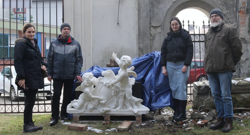 Na Stary Cmentarz Ewangelicki powróciła odrestaurowana marmurowa rzeźba [FOTO]