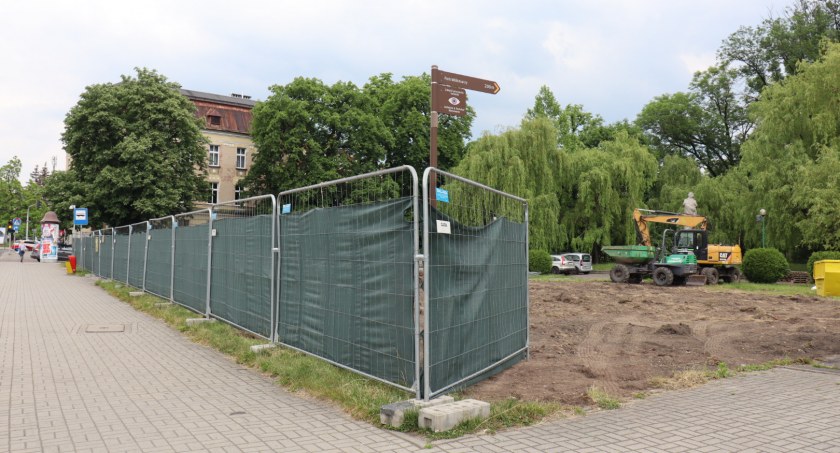 Ruszyły prace w Parku Włókniarzy, część mieszkańców nie jest zadowolona z jego zamknięcia