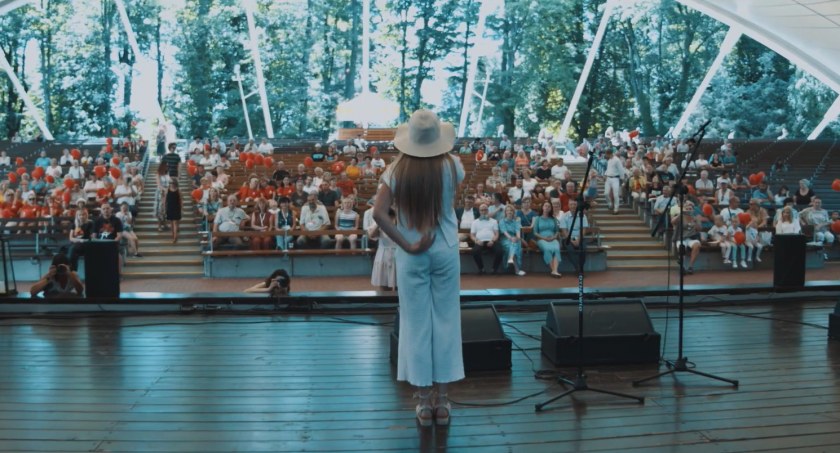 Otwarcie Sezonu Uzdrowiskowego 2022 w Ustroniu | Stand up Jerzego Kryszaka i koncert Sławka Uniatowskiego