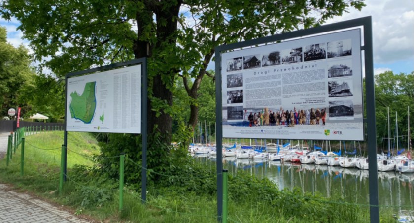 Historia wsi zalanej wodami Jeziora Żywieckiego spisana na pamiątkowych tablicach