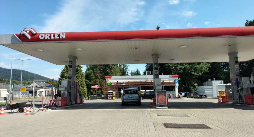 Tańsze paliwo na stacjach Orlenu, jest jednak haczyk. Pojemny bak lub dodatkowy kanister