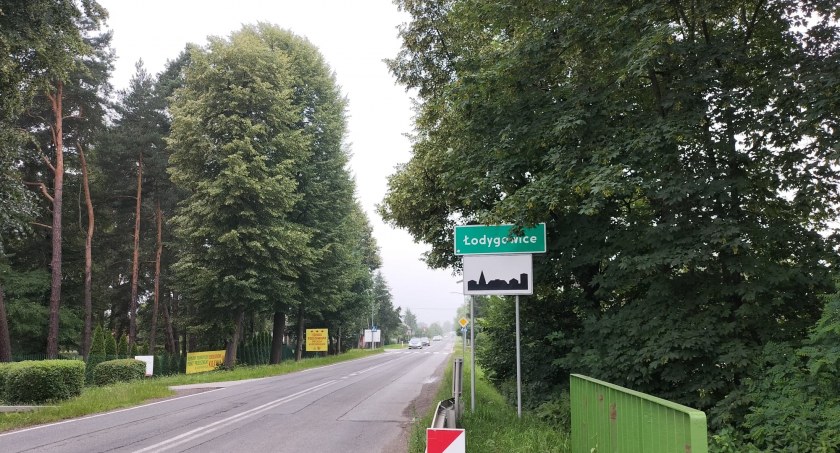 Droga wojewódzka 945 pogrążona jest po zmroku w ciemnościach. Wkrótce ma to się zmienić