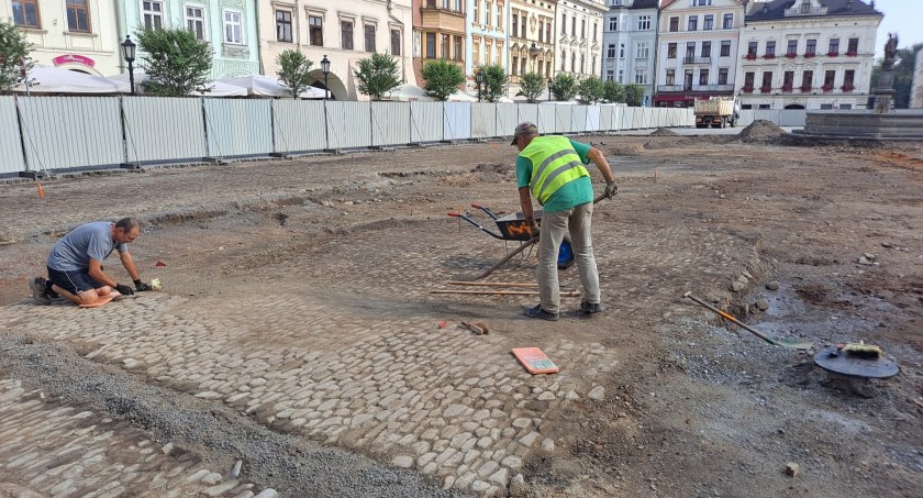 Na Rynku w Cieszynie rozpoczęto badania archeologiczne i już dokonano kilku odkryć
