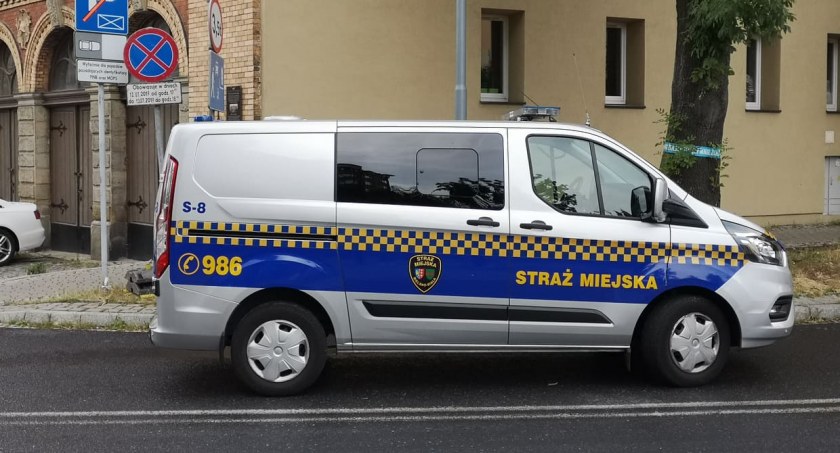 Spożywał narkotyki idąc ulicą z dwojgiem dzieci