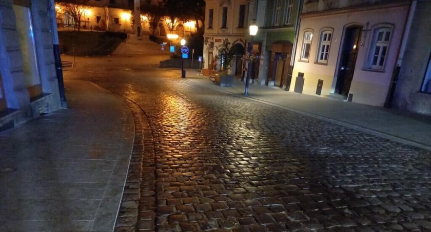 20-metrowa plama oleju jadalnego w centrum miasta