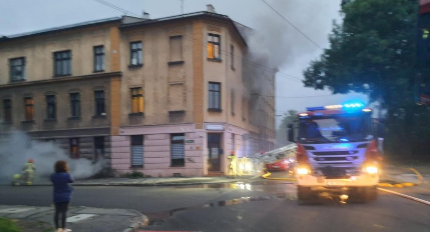 Sześć osób trafiło do szpitala w wyniku pożaru kamienicy na Podwalu w Bielsku-Białej