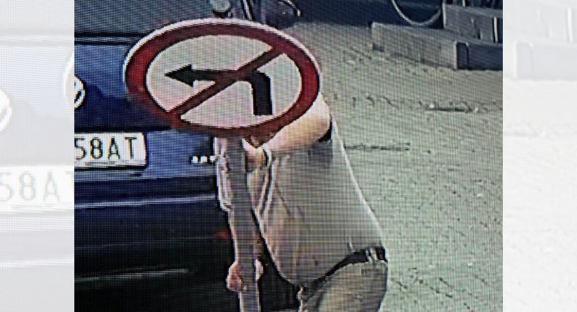 W biały dzień wyrwał znak drogowy, żaden ze świadków nie zareagował