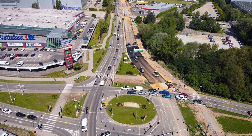 Na Warszawskiej pojawia się już nowy asfalt