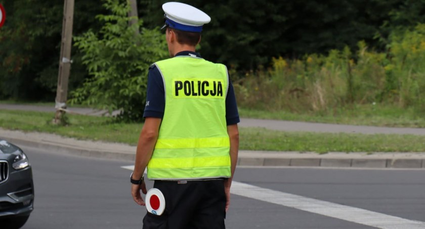 Na oczach policjanta wyrzuciła butelkę po alkoholu i wsiadła za kierownicę