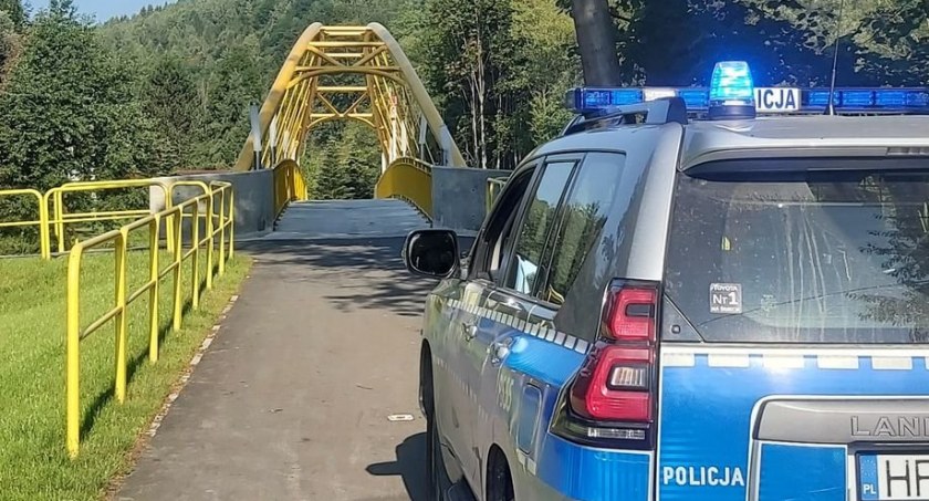 Ktoś zniszczył oświetlenie nowej kładki, straty szacowane są na 30 tys. zł [FOTO]