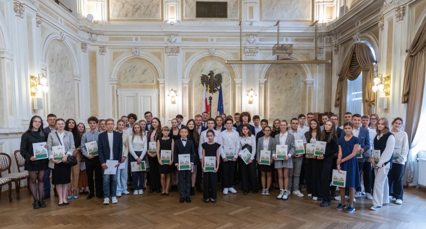 Najlepsi uczniowie z Bielska-Białej otrzymali stypendia FOTO