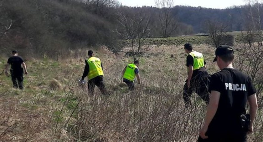 Służby poszukiwały grzybiarza, który przewrócił się i nie miał siły wstać
