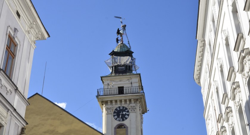 Iglica z kapsułą czasu została zamontowana na cieszyńskim Ratuszu | Co się w niej znalazło?