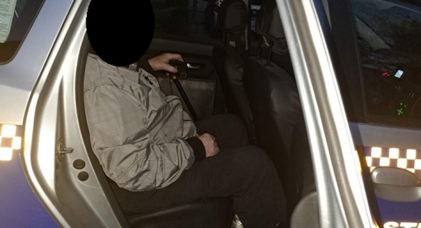 Starszy mężczyzna jeździł bez celu autobusem | Kierowca powiadomił strażników miejskich