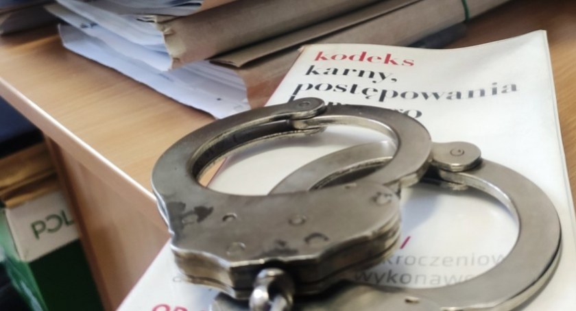 Złapanemu z podrobioną legitymacją 17-latek może spędzić w więzieniu nawet 5 lat