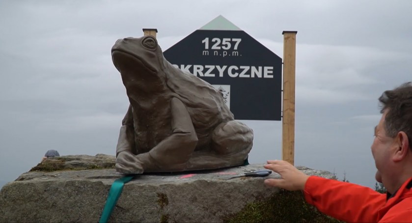 Na Skrzycznem ustawiono figurę żaby. To nawiązanie do przeszłości góry