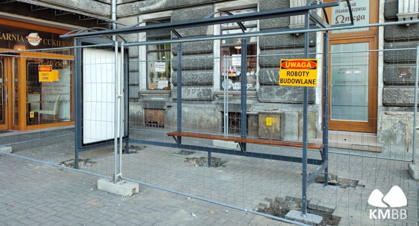 Na 3 Maja pojawiła się wiata przystankowa, ale tymczasowo