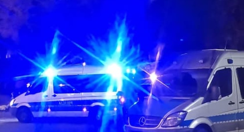 Kierowca najechał na leżącego na jezdni mężczyznę