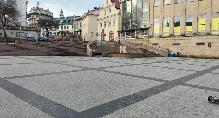 Posprzątajcie Plac Chrobrego - apel do Urzędu Miejskiego