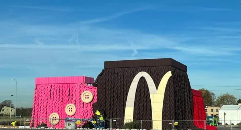 McDonalds w Ustroniu został ubrany w sweter. Wiemy już dlaczego