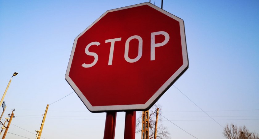 Zignorował znak stop, zapłaci 1300 zł mandatu