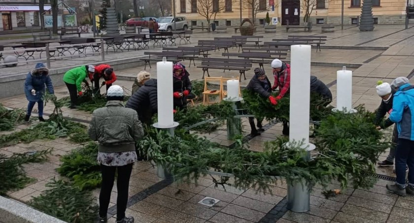Na ustrońskim Rynku powstaje wielki wieniec adwentowy