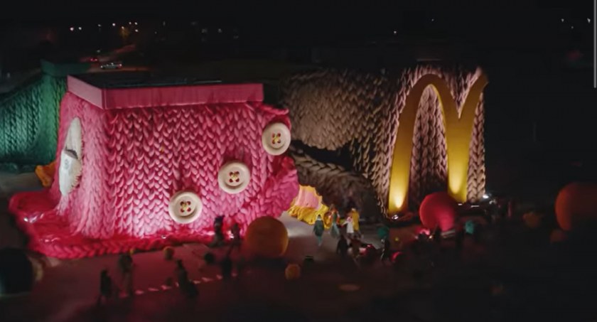 Już można zobaczyć reklamę nakręconą w ustrońskim McDonaldzie ubranym w sweter 
