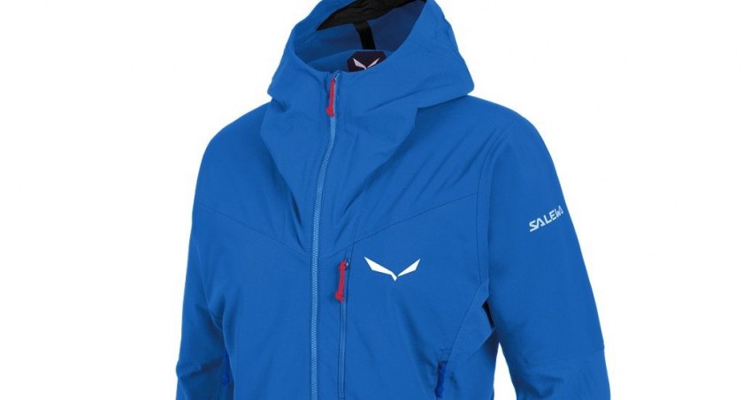 Czym różni się damska kurtka softshell od wiatrówki? Odpowiadamy!