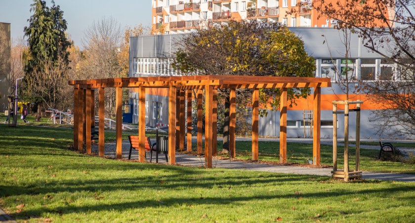 Na Skwerze Marzeń powstała pergola, na wiosnę zakwitną przy niej róże