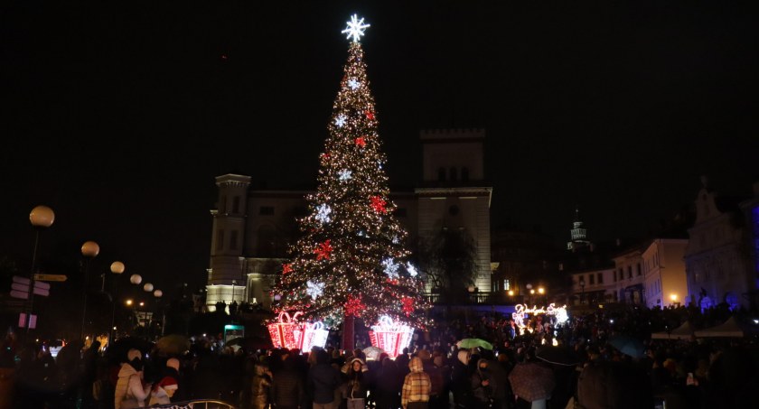 Uroczyście rozświetlono największą choinkę w Bielsku-Białej