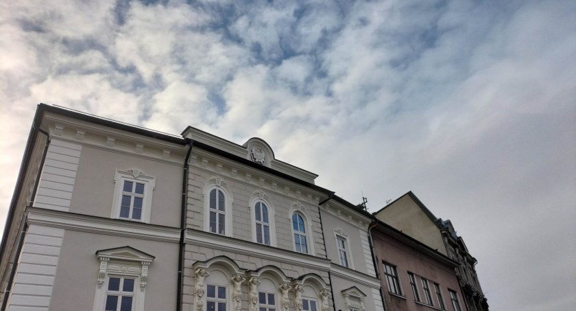 Stary Ratusz w Białej został wyremontowany, a na elewacji umieszczono herb