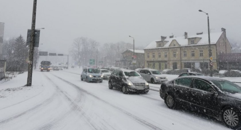 Śnieg spowodował drogowy armagedon w Beskidach. Bielsko-Biała powołuje sztab kryzysowy