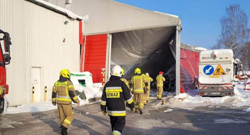 Dach hali z solą drogową zawalił się | Przyczyną zalegający śnieg?