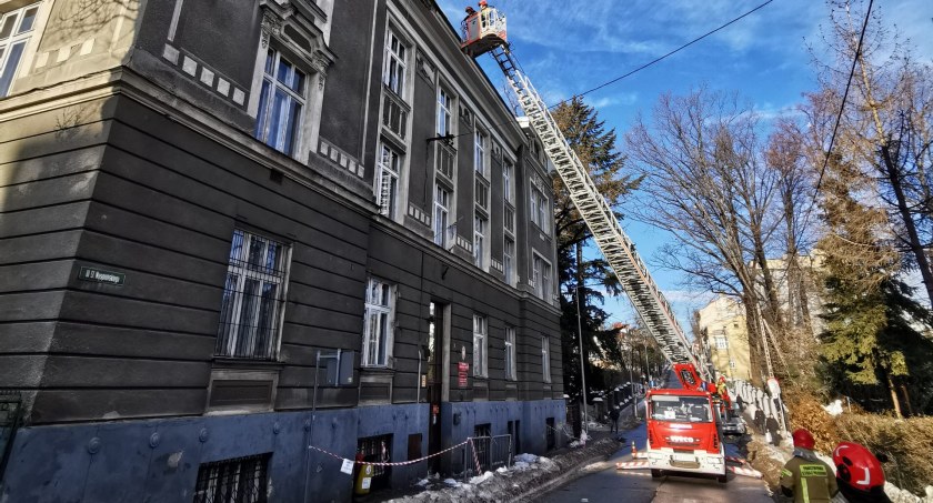 Bryła lodu spadła na dwie nastolatki | Dziewczyny trafiły do szpitala