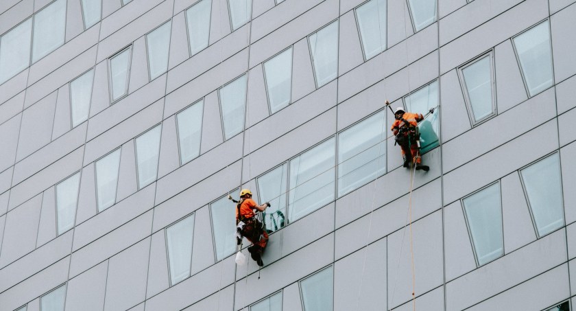 Co obejmują prace wysokościowe na Śląsku? Sprawdzamy oferty śląskich firm alpinistycznych