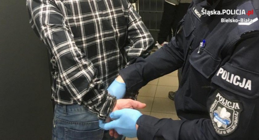 Napad z nożem na ekspedientkę sklepu przy Mickiewicza