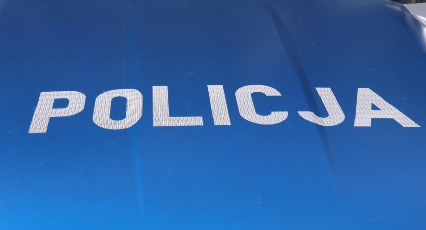 Kompletnie pijany ugrzązł autem na trawniku