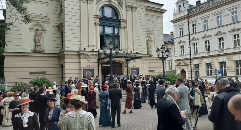 Zdjęcia z planu filmu kręconego w bielskim Teatrze Polskim